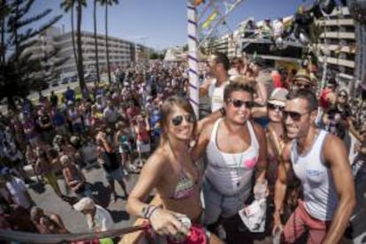 Un momento de la marcha por el Orgullo Gay, que congregó hoy en la localidad turística de Maspalomas, a 50 kilómetros al sur de Las Palmas de Gran Canaria, a más de 60.000 personas en el desfile por la tolerancia más lúdico y multitudinario de sus doce años de historia.