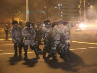 Miembros de la Policía tratan de dispersar a manifestantes que protestan a favor de la educación y en contra de la corrupción.