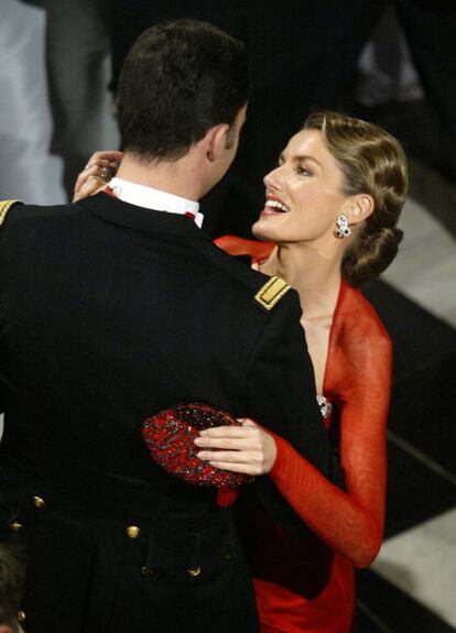 14 de mayo de 2004. Don Felipe y doña Letizia bailan como prometidos el vals nupcial con motivo del enlace de Federido de Dinamarca con Mary Elizabeth Donaldson.