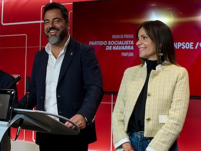 El portavoz del PSN en Navarra, Ramón Alzórriz, y la portavoz del PSN en el Ayuntamiento de Pamplona, Manina Curiel, en una rueda de prensa ante la moción de censura presentada contra la alcaldesa de UPN de Pamplona.
