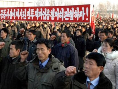 Norcoreanos muestran su apoyo al nuevo líder Kim Jong-un.