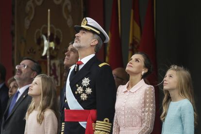  Los Reyes, acompañados de la princesa Leonor (izquierda), la infanta Sofía y resto de autoridades, observan desde la tribuna a la Patrulla Águila, que ha sobrevolado el paseo de la Castellana.