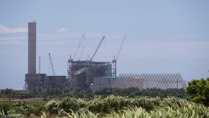 Vista de la planta termoeléctrica a carbón de Punta Catalina, en el sur de República Dominicana, durante su construcción en agosto de 2017