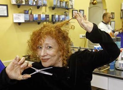 Magüi Mira, ejerciendo sus habilidades en la barbería de su vecino Manolo, en Madrid.