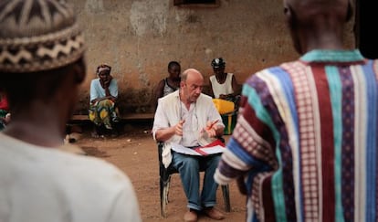El epidemiólogo de Médicos sin Fronteras Michel van Herp da una charla sobre ébola en Gbando (Guinea).