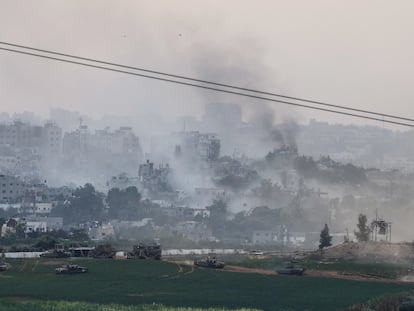 Tanques israelíes maniobran este domingo en la franja de Gaza, vistos desde Israel.