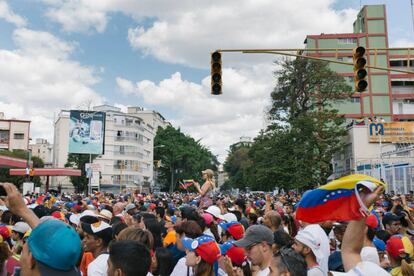 Seguidores de Guaidó, durante la marcha contra Maduro de este sábado.