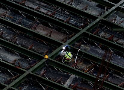 Un trabajador suelda barras de hierro en un obra de Kuala Lumpur (Malasia).