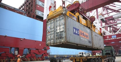 Un container en el puerto chino de Qingdao (China). 