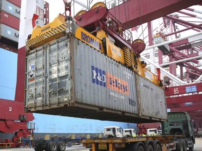 Un container en el puerto chino de Qingdao (China). 
