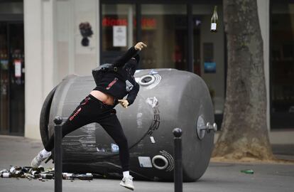 Un hombre lanza una botella de cristal a la policía durante una manifestación contra los resultados de la primera vuelta de las elecciones presidenciales francesas, en París (Francia).