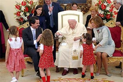 Juan Pablo II, junto a Aznar, Ana Botella y varios miembros de la familia del jefe del Gobierno, en la Nunciatura Apostlica.