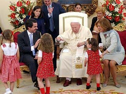 Juan Pablo II, junto a Aznar, Ana Botella y varios miembros de la familia del jefe del Gobierno, en la Nunciatura Apostólica.