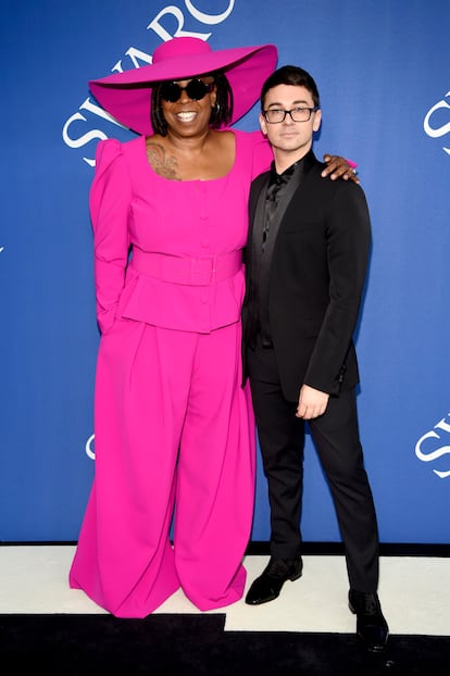 Whoopi Goldberg y el diseñador Christian Siriano.