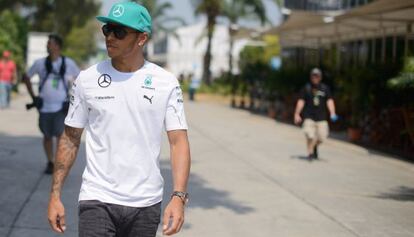 Lewis Hamilton llega en el paddock antes del Gran Premio de Malasia en el circuito de Sepang, cerca de Kuala Lumpur.