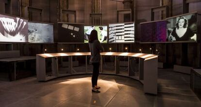 Una espectadora de la muestra en una de las seis salas en la que está dividida la exposición.