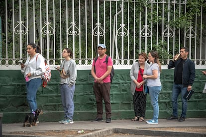 El proceso enfrenta a las opciones 'a favor' —que aprueba la entrada en vigencia del documento— y 'en contra', que rechaza la iniciativa y mantiene la Constitución de 1980 con sus múltiples reformas aplicadas a partir la transición democrática. 