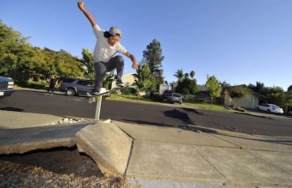 Jovens andam de skate em Napa depois do terremoto.