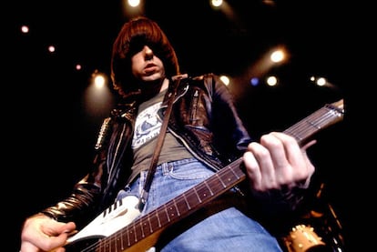 Johnny Ramone y su guitarra casi en las rodillas, una de las grandes imágenes del rock. Es un concierto en Park West (Chicago) celebrado en 1980.