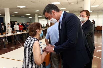 El presidente del Gobierno, Pedro Sánchez, visitó este jueves la localidad cacereña de Navalmoral de la Mata para compartir una jornada con las personas que habitualmente realizan actividades en el Hogar de Mayores.