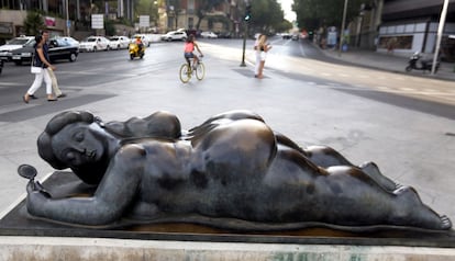 "Mujer con espejo", escultura de Botero, expuesta en el Paseo de la Castellana de Madrid, entre otras muchas obras de Fernando Botero.