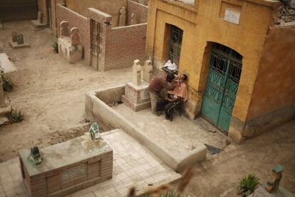 Un barbero afeita a un hombre en la Ciudad de los Muertos de El Cairo (Egipto).