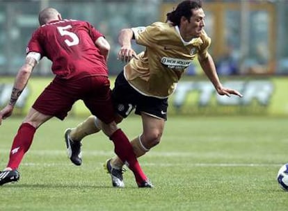 Camoranesi se marcha de un defensor del Reggina.