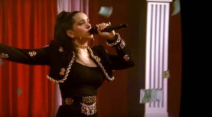 Fotograma de Rosalía cantando, en su videoclip 'F*cking money man'.