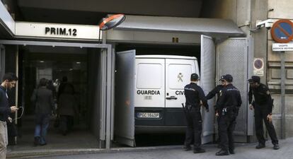 Llegada de un furg&oacute;n de la Guardia Civil a la Audiencia Nacional, donde el juez Eloy Velasco toma hoy declaraci&oacute;n a 17 detenidos.
 