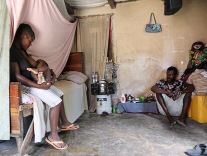 Una familia en su casa en Bainet, Haití, en enero de 2020.