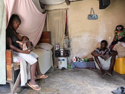 Una familia en su casa en Bainet, Haití, en enero de 2020.