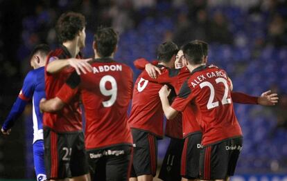 Los jugadores del Mirandés celebran un gol al Deportivo.