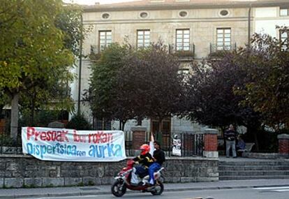 Pancarta en el Ayuntamiento de Alsasua con el lema <i>Presos en lucha contra la dispersión</i>.