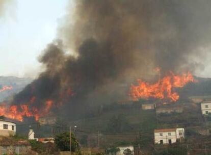 El fuego se extiende por el pueblo de Chipude, en el municipio de Vallermoso (La Gomera).