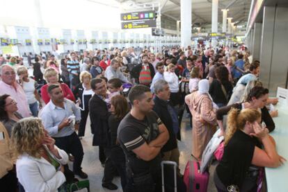 Los afectados por el cierre del aeropuerto de Málaga hacen cola, ayer, ante los mostradores de las compañías aéreas.