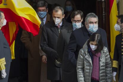 Los ministros se dirigen a la escalinata del Congreso de los Diputados durante la celebración del cuadragésimo segundo aniversario de la Constitución en Madrid. Desde la izquierda, José Luis Escrivá, ministro de Inclusión, Seguridad Social y Migraciones; Pedro Duque, ministro de Ciencia; Salvador Illa, ministro de Sanidad; José Manuel Rodríguez, ministro de Cultura, y Carolina Darias, Política Territorial.