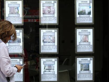 Anuncios de venta de pisos en una inmobiliaria en Madrid.