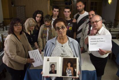 At center Maruja (Elena's mother) holding photographs of the two victims. On the left is Isabel López, with other relatives of the pair.