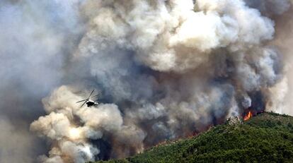 Un helic&oacute;ptero en las tareas de extinci&oacute;n del incendio de Llocnou.