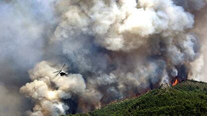 Un helicóptero en las tareas de extinción del incendio de Llocnou.