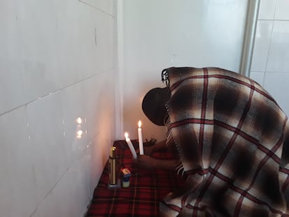 Qwabe Khumalo, un  curandero de Johanesburgo, preparaba la manta de oración, el incienso y las velas para una ceremonia en casa de unos clientes, el 25 de abril.