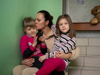 Elena Zhovak, en un centro de acogida temporal para refugiados en Edinet, en el norte de Moldavia, con sus hijas de cuatro años.