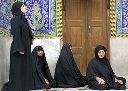 Mujeres iraquíes rezan ante una mezquita de la ciudad santa de Kerbala.