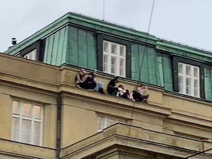 Estudiantes de la facultad de Filosofía y Letras de la Universidad Carolina se refugiaban en una cornisa durante el tiroteo del jueves en Praga.