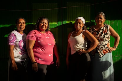 Lisney Esterilla, Victoria Hurtado, Mélida Hurtado y Raquel Rodríguez son mineras artesanales desplazadas del departamento de Nariño, Colombia. Ellas se niegan a ser consideradas mineras ilegales y luchan porque su trabajo sea reconocido y respetado por las autoridades para evitar un nuevo desplazamiento como el sufrido años atrás desde El Patía, en el departamento de Nariño. 
