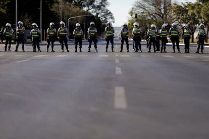 Agentes de la Fuerza Nacional, un cuerpo policial de elite, reforzaron desde primera hora de la mañana la Explanada de los Ministerios, donde se concentran la mayoría de edificios gubernamentales y donde se registraron violentos enfrentamientos en anteriores manifestaciones.