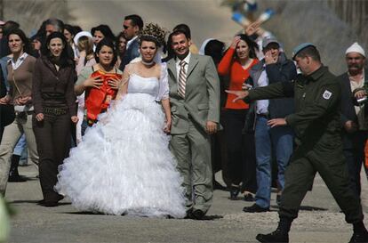 Los novios y sus familiares posan en la &#39;tierra de nadie&#39; del Golán