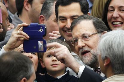 El presidente del Gobierno, Mariano Rajoy y el candidato del PP a la Junta, Juan Manuel Moreno se fotografían con simpatizantes de su partido.