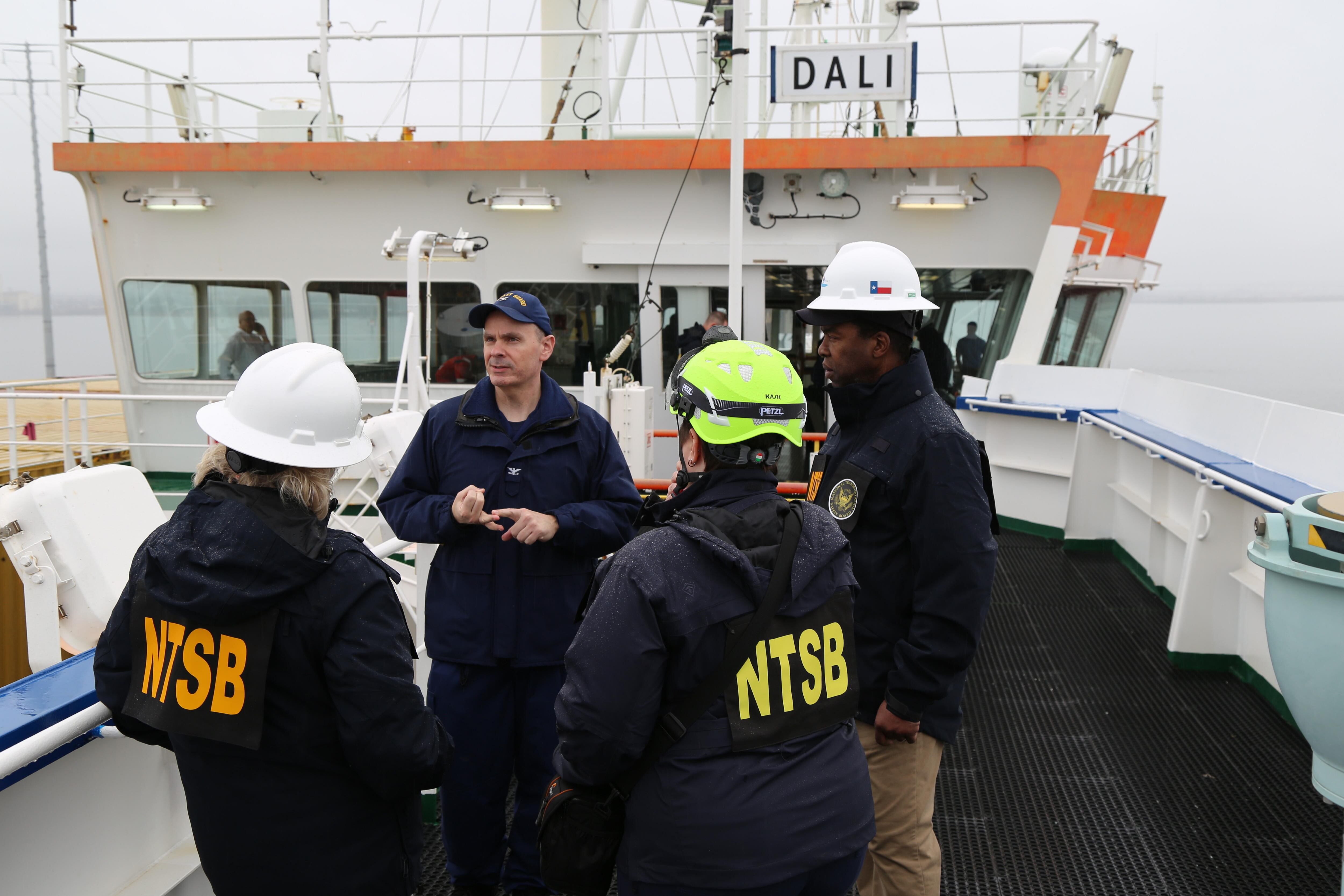 Inspectores de la Junta Nacional de Seguridad en el Transporte (NTSB) en el puente del carguero 'Dali', tras el accidente.