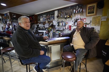 Dos vecinos de Vegas del Genil, en un bar de la localidad.